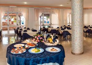 圣凯撒利亚温泉阿里泽酒店的餐厅的餐桌上放着盘子