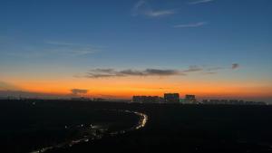 古尔冈luxury master bedroom with bathtub on golf course road的夕阳,城市背景和河流