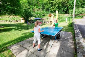 Coglio克里斯塔里纳生态酒店的两个女孩在乒乓球桌玩乒乓球