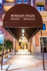 波哥大罗萨莱斯广场酒店的一座建筑,上面标有阅读Roassias plaza hotel bogota的标志