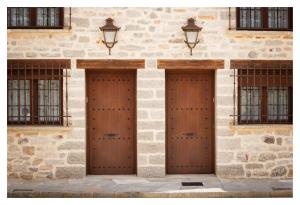 FortaneteEl Casal de Nicolás的石质建筑设有两扇木门,配有窗户