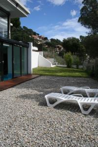 巴尔罗马内斯Casa Vallromanes BCN的一张白色的床,坐在砾石庭院里
