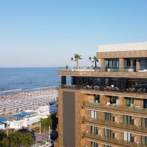 里乔内The Promenade Luxury Wellness Hotel的享有海滩和大海景致的建筑