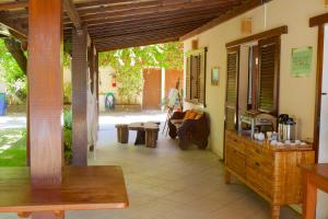 萨尔瓦多斯特拉热带酒店的门廊,房子里设有长凳和桌子