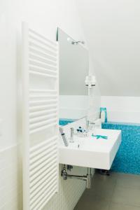 滨海弗兰卡维拉阿尔贝各普恩塔东酒店的浴室设有白色水槽和镜子