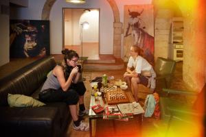 马赛沃提格老港旅馆的两个女人坐在客厅里,桌上放着一块蛋糕