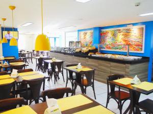 马塞约R1快捷酒店的餐厅内带桌椅的用餐室