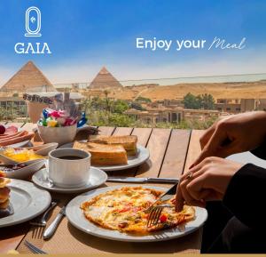 开罗Gaia Pyramids Hotel的金字塔上盘子上方的桌子