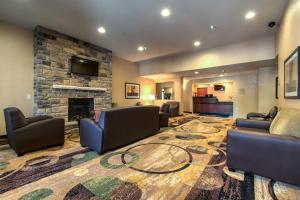 Cobblestone Inn & Suites - Holyoke的休息区