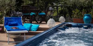 阿纳卡普里加尔迪诺戴尔艺术酒店的一个带椅子和椅子的水池