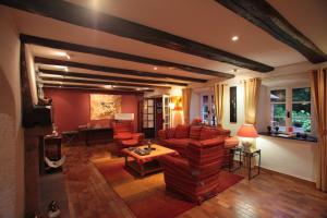 弗瑞兰La Haute Grange Gîtes de Charme en Alsace的客厅配有沙发和桌子