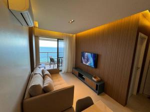 萨尔瓦多Apartamento Salvador BC1309 Pé na Areia Vista Mar Barra Ondina的带沙发和平面电视的客厅