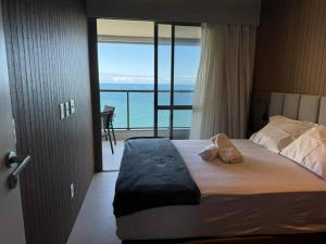 萨尔瓦多Apartamento Salvador BC1309 Pé na Areia Vista Mar Barra Ondina的一间卧室设有一张床,享有海景