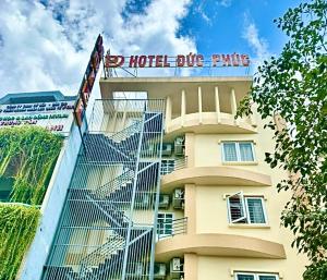 胡志明市Đức Phúc Hotel的一座酒店大楼,上面有标志