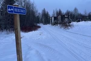 Notre-Dame-des-MontsHebergement du grenier 2 0的雪覆盖道路一侧的蓝色街道标志