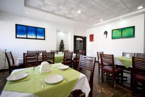 拉萨罗卡德纳斯Hotel de Casa Blanca的一间带绿色桌椅的用餐室