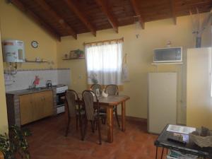 卡皮亚德尔德尔蒙特La Casa Redonda的厨房配有桌椅和冰箱。