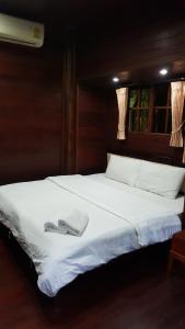 安帕瓦鲁恩麦差科隆度假酒店的一张白色的大床,上面有毛巾
