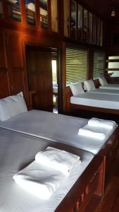 鲁恩麦差科隆度假酒店客房内的一张或多张床位
