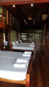 安帕瓦鲁恩麦差科隆度假酒店的船上的几张床