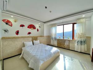 头顿Chung cư Hotel Sơn Thịnh - Thảo 55的卧室的墙上配有红色遮阳伞