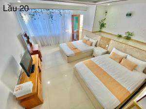 头顿Chung cư Hotel Sơn Thịnh - Thảo 55的一间卧室配有两张床和电视。