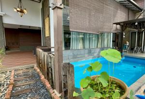 新山LF Tropical Pool Villa 1 l BBQ l Netflix l KTV l Private Pool l Mt Austin l 6&1R up to 20pax的一座房子旁边的盆里栽的游泳池