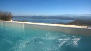 Bellerive瑞士波尔佐伊住宿加早餐旅馆的享有水体景致的游泳池
