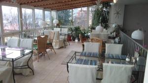 布拉格白屋酒店的用餐室设有桌椅和窗户。