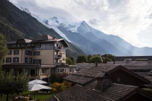 夏蒙尼-勃朗峰哈默阿尔伯特一世酒店的享有背景山景建筑的景致。