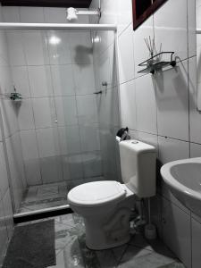 阿布拉奥BLUE DOOR BRASIL的一间带卫生间和水槽的浴室
