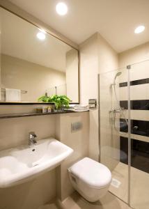 新加坡V Hotel Bencoolen的一间带水槽、卫生间和淋浴的浴室