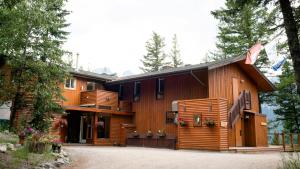 坎莫尔Canmore Alpine Hostel - Alpine Club of Canada的树林里的大型木屋