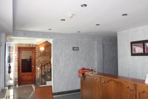 El Grado特雷斯卡米尼奥斯公寓酒店的一间带柜台和楼梯的客厅