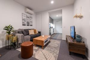 墨尔本Pleasant &bright 2br2ba Apt Footscray Pool的带沙发和电视的客厅