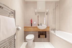 埃普瑟姆Roomspace Serviced Apartments - Marquis Court的浴室配有卫生间、盥洗盆和淋浴。