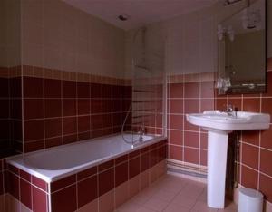弗米盖赫Hôtel Picheyre的带浴缸和盥洗盆的浴室