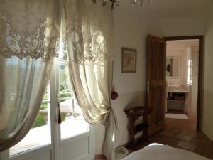 科蒂尼亚克玛斯德欧利维特旅馆的一间卧室设有一张床和一个窗口