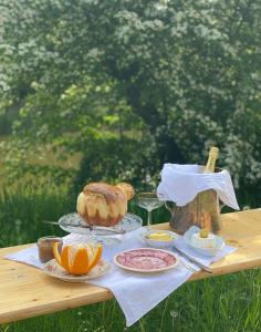 马尔欣Glamping im Gutspark的野餐桌,上面有面包和其他食物