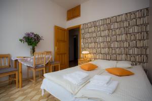 克拉科夫卡齐米秘密酒店的一间卧室配有一张带两个枕头的床