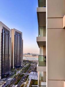 迪拜Palace Dubai Creek Harbour Residence的城市空中景观高楼