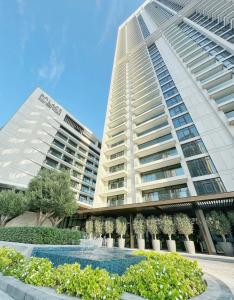 迪拜Palace Dubai Creek Harbour Residence的一座大型建筑,前面有一个喷泉