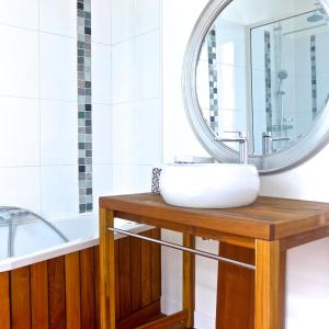 奥赛维拉博纳住宿加早餐旅馆的一间带水槽和镜子的浴室