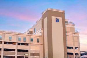 纽瓦克Comfort Inn & Suites Newark Liberty International Airport的建筑的侧面有标志