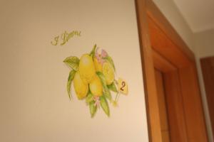 阿拉西奥Residence San Nicola的墙上画三只柠檬