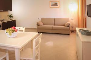 阿拉西奥Residence San Nicola的客厅配有桌子和沙发