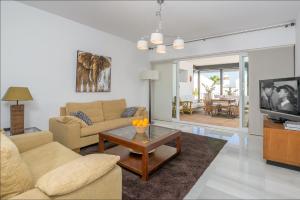 多列毛利诺斯Torremolinos Apartment的客厅配有沙发和桌子