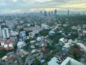 马尼拉Modern Studio Unit with City and Golf Course View的城市空中景观高楼