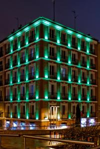 马德里JC客房圣多明各酒店的建筑上灯亮蓝色,绿光亮