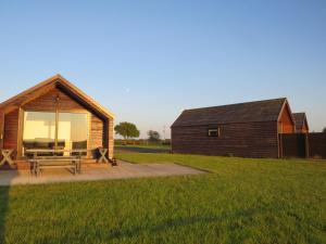 布什米尔斯Islandcorr Farm Luxury Glamping Lodges and Self Catering Cottage, Giant's Causeway的小木屋设有野餐桌和谷仓